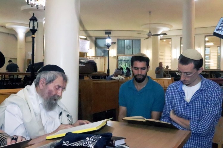 שיעור תורה בבית הכנסת מגורים