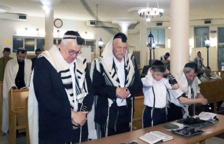 ציבור מתפלל בבית הכנסת