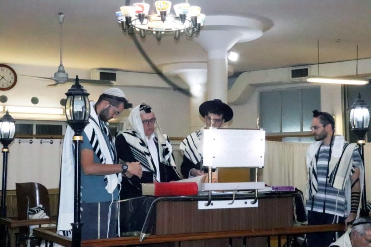 תפילת יום חול בבית הכנסת מגורים