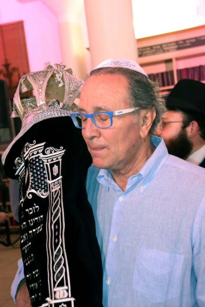 מתפלל מחזיק ספר תורה